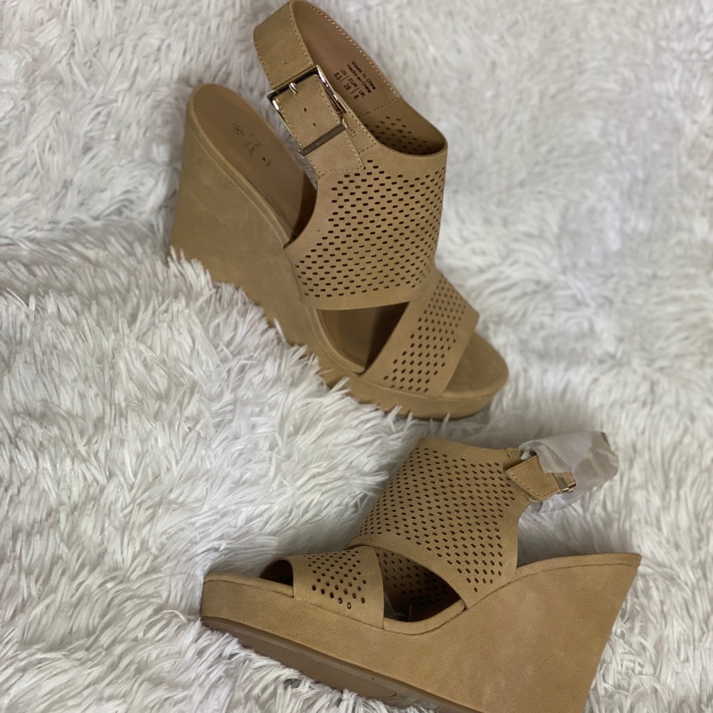 Call it Spring- Unareria-New in box - Picture 3 of 9